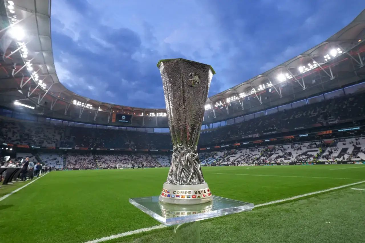Trofeum Ligi Europy na tle stadionu. Marzenie każdego piłkarza, by wznieść ten puchar.