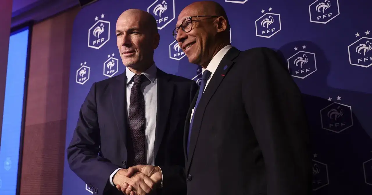 Zinedine Zidane wita się z kibicami na tle logo FFF.