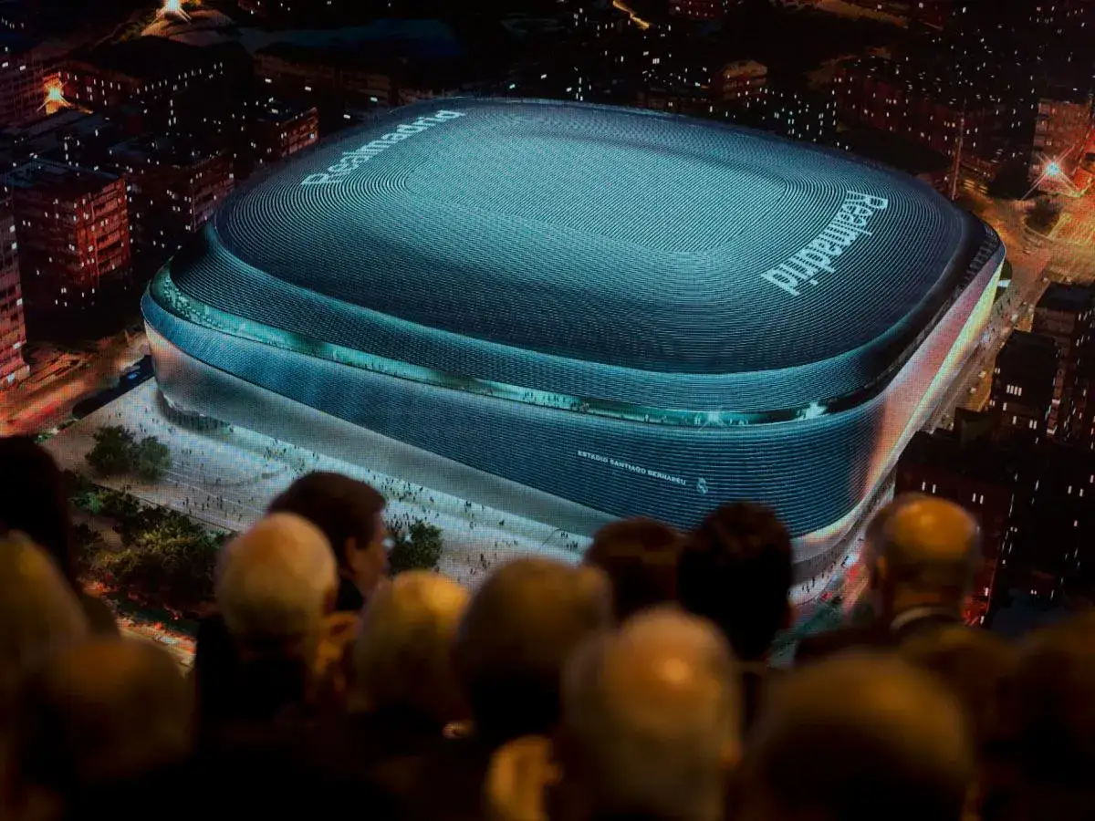 Widownia ogląda wizualizację stadionu Santiago Bernab&eacute;u, domu Real Madryt.