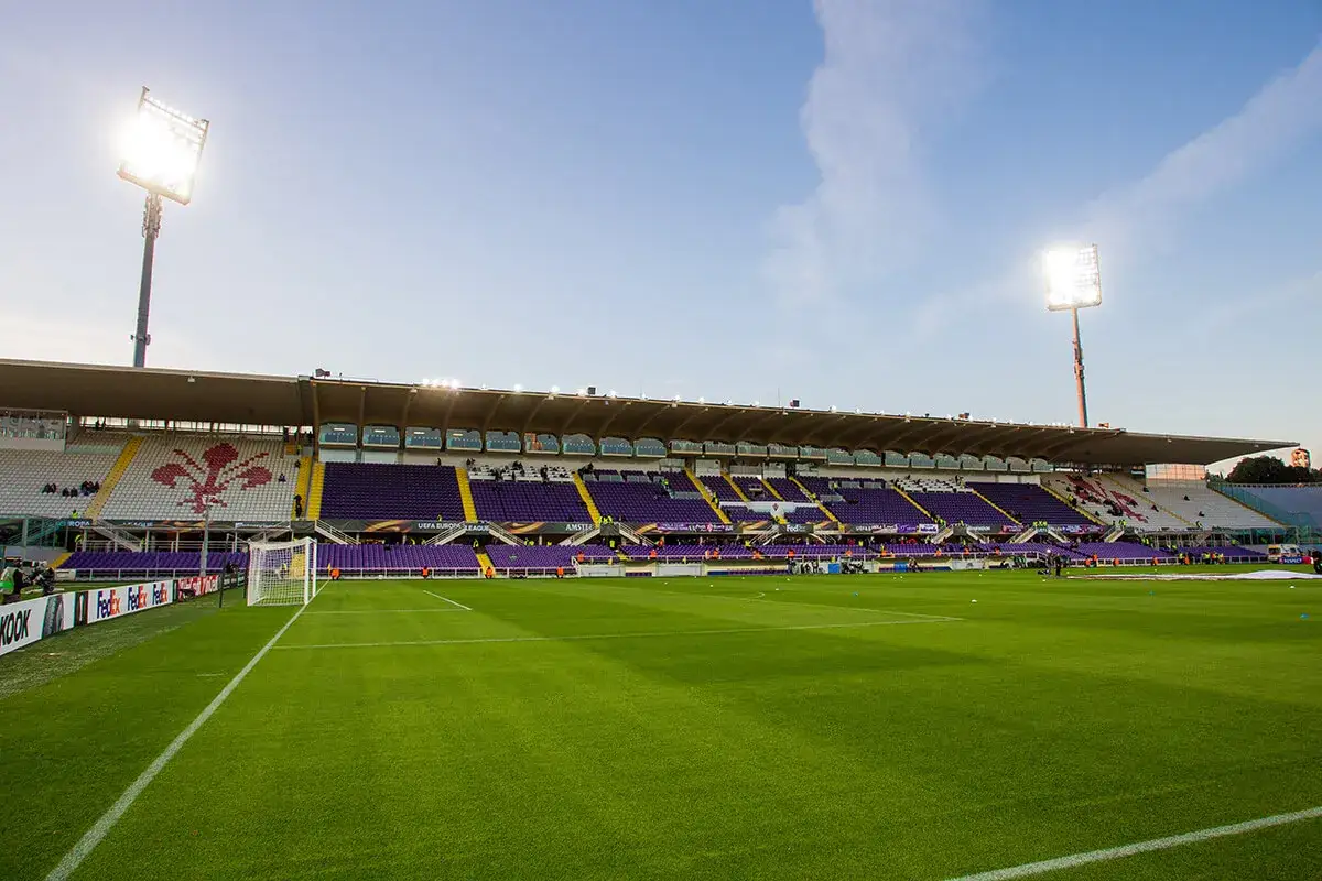 Stadion Artemio Franchi, dom Fiorentiny, gotowy na rozgrywki. Puste trybuny czekają na kibic&oacute;w.