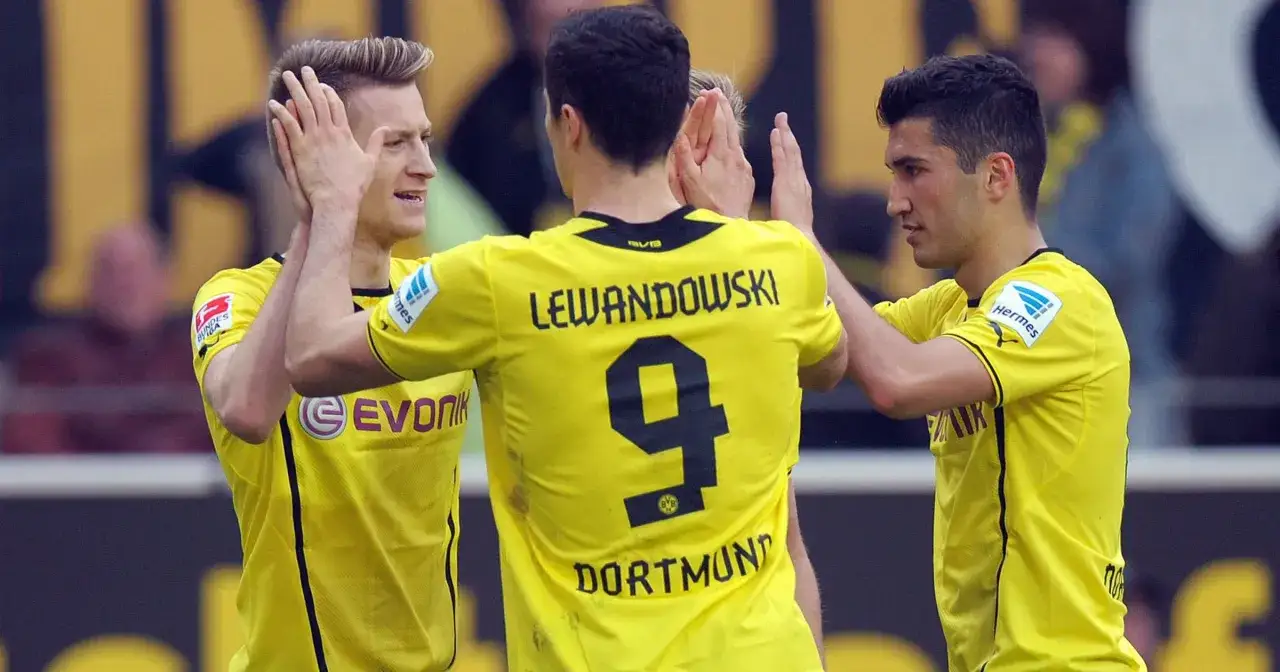 Borussia Dortmund &ndash; zawodnicy świętują bramkę. Lewandowski z numerem 9 na plecach.