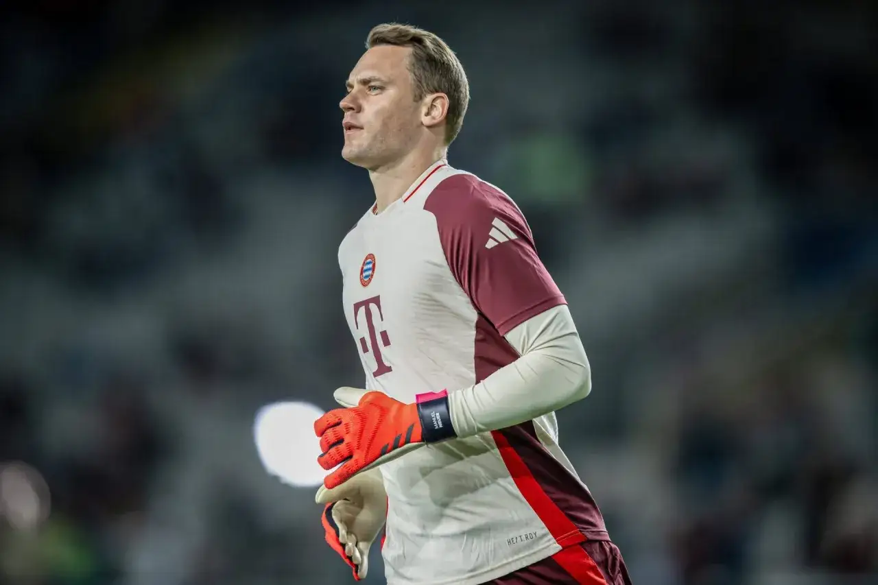Manuel Neuer, jeden z najlepszych bramkarzy Bayernu Monachium, w akcji.