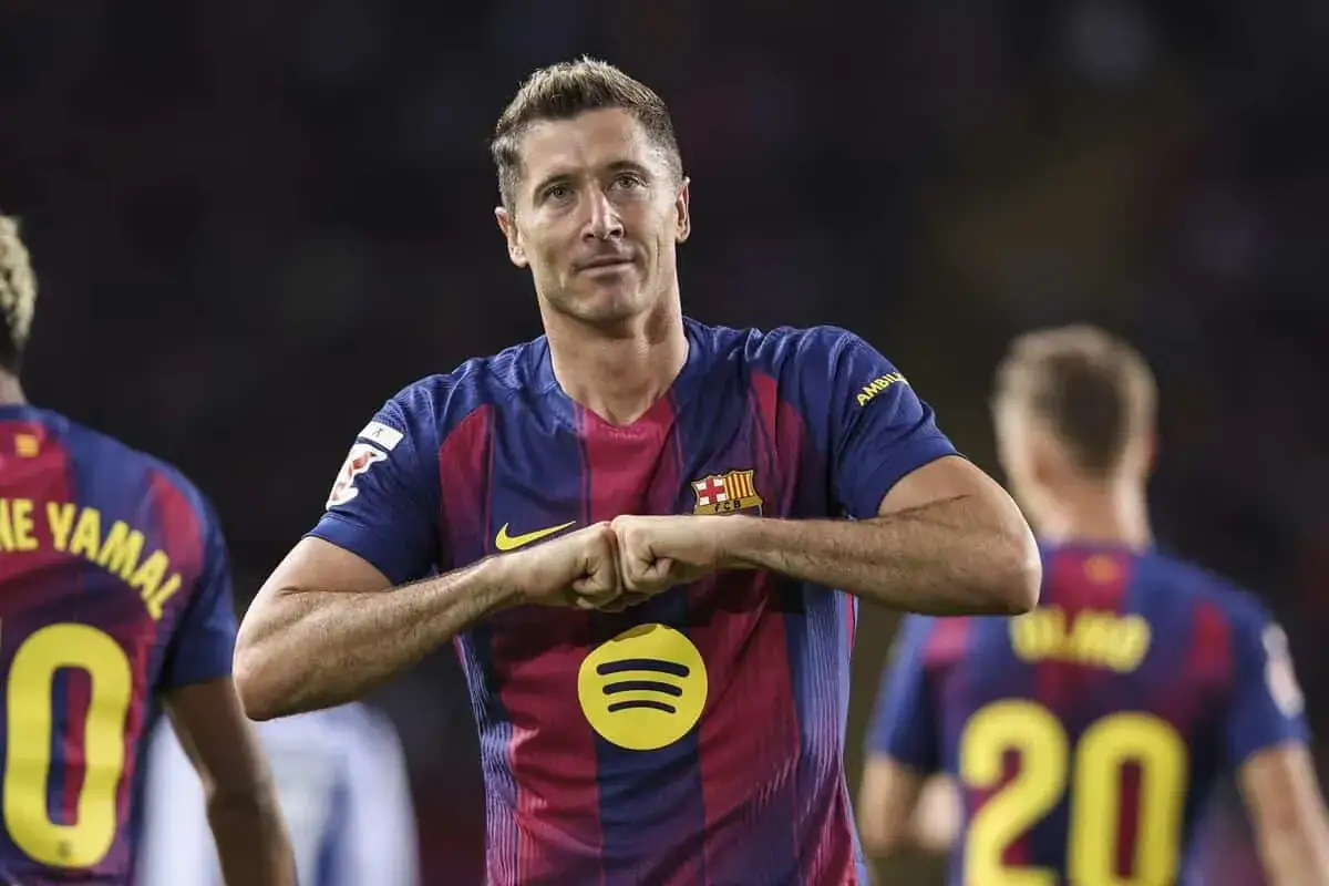 Robert Lewandowski w koszulce Barcelony, świętujący gola. Ciekawe, ile Lewandowski zarabia w Barcelonie, patrząc na jego zaangażowanie.