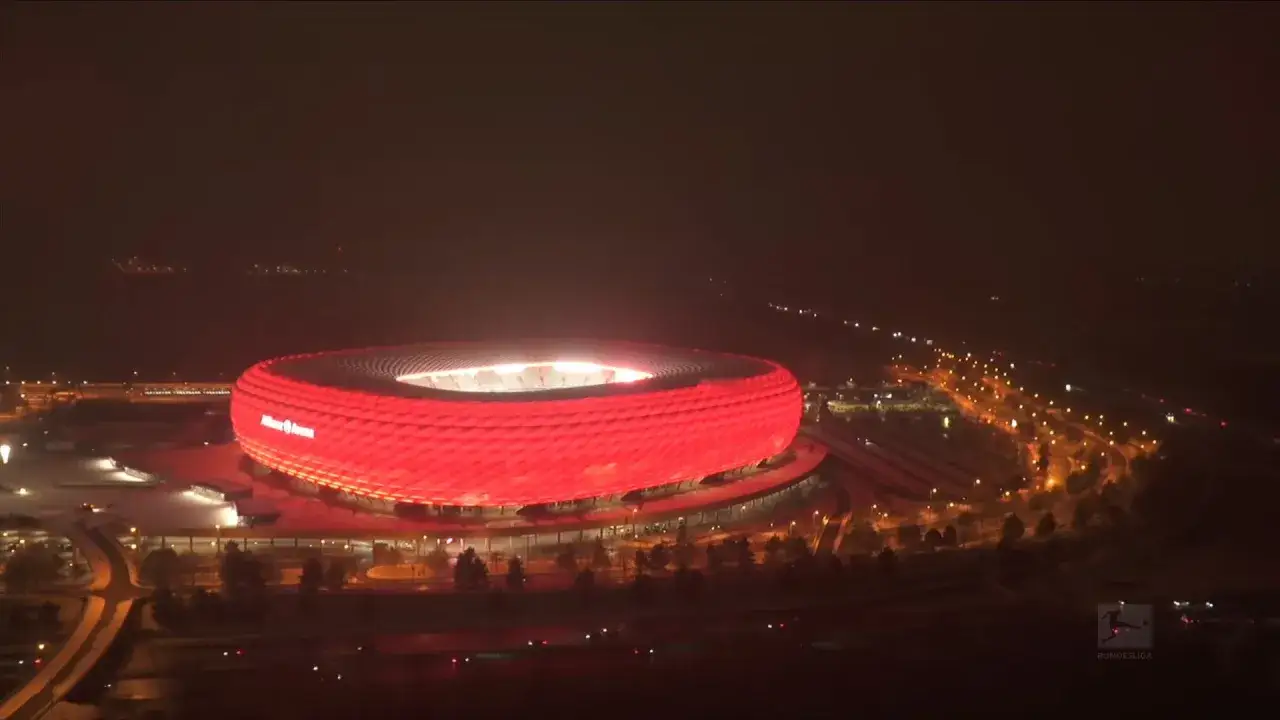 Allianz Arena w Monachium, rozświetlona na czerwono, gotowa na mecz Bayern Monachium.