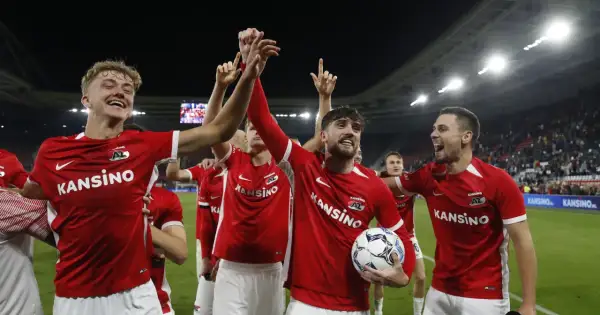 Piłkarze AZ Alkmaar świętują zwycięstwo. Radość i okrzyki towarzyszą tym emocjonującym rozgrywkom.