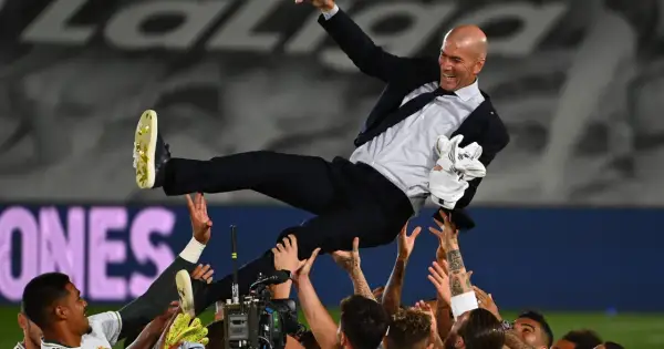 Zinedine Zidane wzniesiony przez piłkarzy dla kibiców. Radość i świętowanie po zwycięstwie.