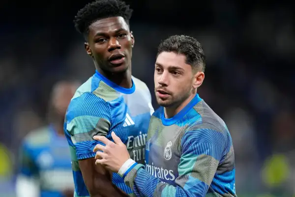 Valverde i Tchouaméni w niebieskich strojach treningowych Realu Madryt, gotowi do gry.