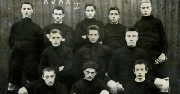 Drużyna piłkarska Ajax Amsterdam w historycznym składzie.