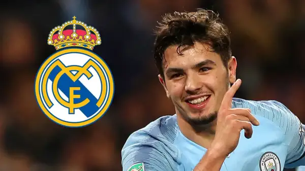 Brahim Díaz z uśmiechem i symbolem Realu Madryt.
