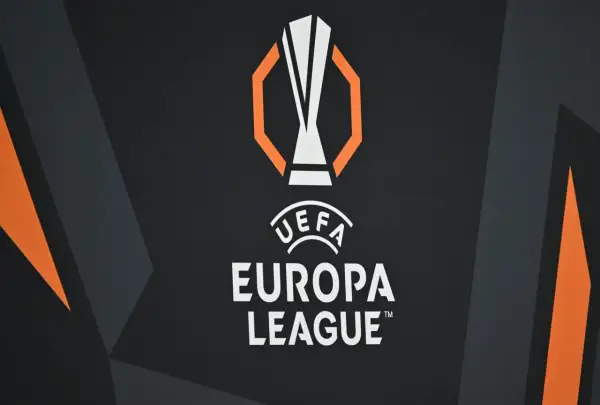 Logo UEFA Europa League na ciemnym tle z pomarańczowymi akcentami. Czekamy na emocjonujące celtic: rozgrywki!