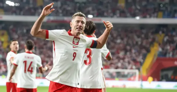 Robert Lewandowski świętuje bramkę dla Polski. Stadion wypełniony kibicami, biało-czerwone barwy dominują. To był mecz Polska - Gibraltar.