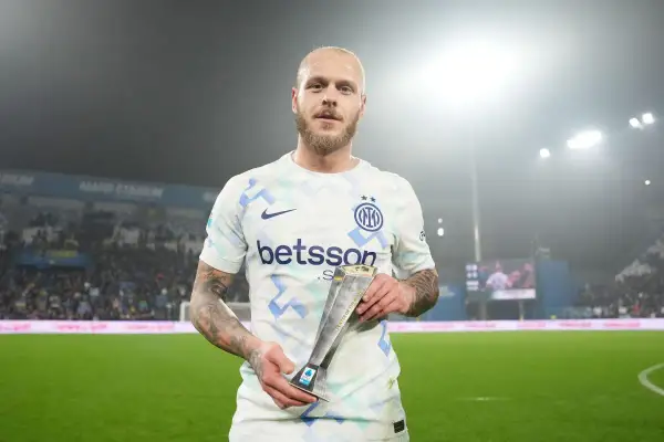 Piłkarz Interu, Federico Dimarco, z nagrodą "Player of the Match" na boisku.