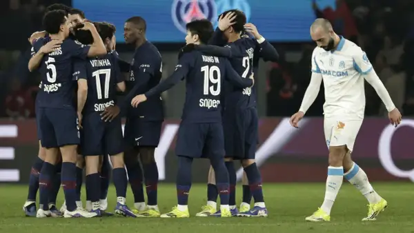 Piłkarze PSG świętują, podczas gdy zawodnik Olympique Marsylia odchodzi smutny. Emocje w rozgrywkach!