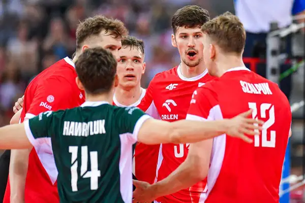 Siatkarze reprezentacji Polski w czerwonych strojach, w tym Szalpk i Hawryluk, jednoczą się przed kluczowym meczem Polska - USA.