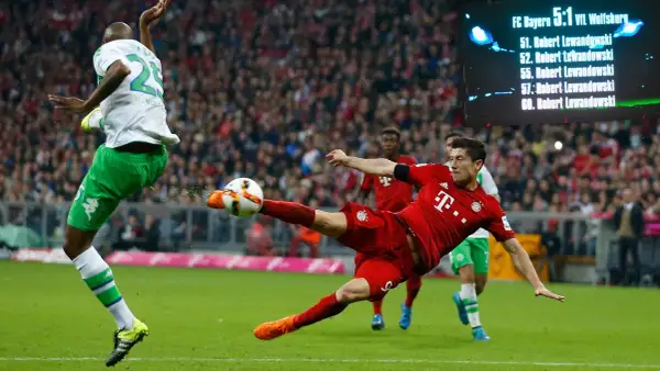 Robert Lewandowski zdobywa bramkę, świętując swój lewandowski hat trick. Wynik meczu 5:1 dla FC Bayern.