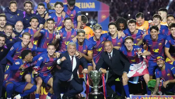 FC Barcelona świętuje, radość na twarzach piłkarzy i sztabu. Barcelona mistrzem!