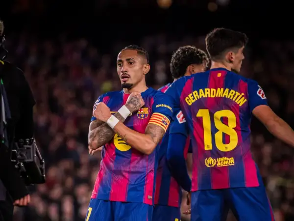 Raphinha z FC Barcelona świętuje bramkę. Na koszulce Gerard Piqué z numerem 18.