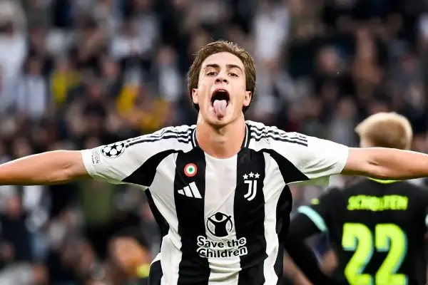 Kenan Yıldız w koszulce Juventusu świętuje bramkę, pokazując język.