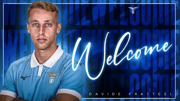 Davide Frattesi w jasnoniebieskiej koszulce Lazio, z napisem "Welcome" i herbem klubu.