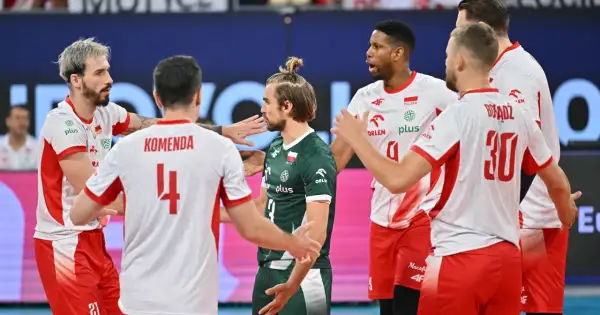 Siatkarze w białych strojach z czerwonymi elementami i jeden w zielonym, świętują zwycięstwo. To ważne mecze dla reprezentacji Polski, która walczy o kolejne punkty.