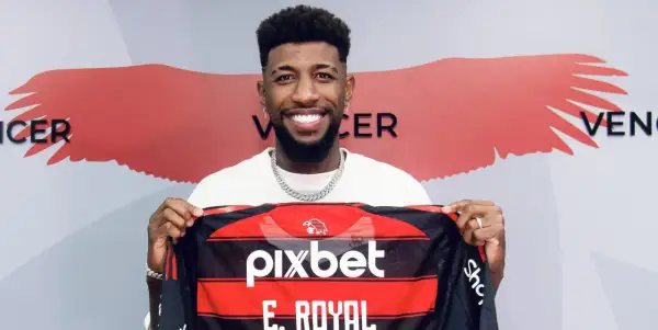 Uśmiechnięty Emerson Royal prezentuje nową koszulkę z napisem "E. ROYAL".