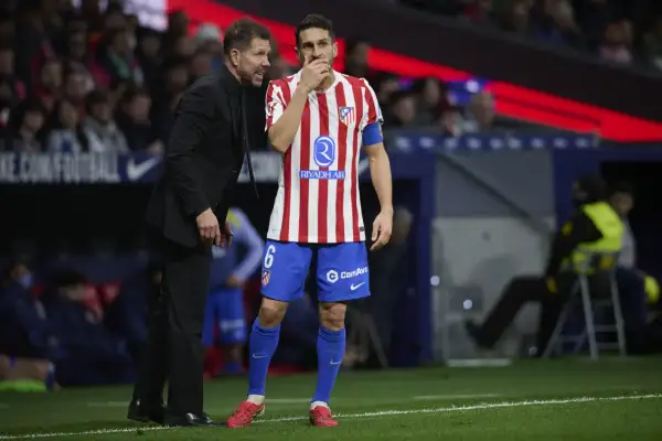 Trener Diego Simeone udziela wskazówek zawodnikowi w koszulce z herbem Atletico Madryt.