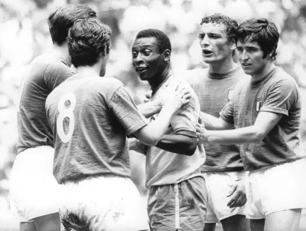 Sławni piłkarze z Brazylii, w tym Pelé, w otoczeniu kolegów z drużyny.
