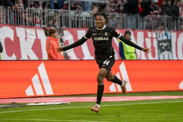 Piłkarz Freiburg z numerem 44 radośnie biegnie po boisku podczas meczu Bayern – Freiburg.