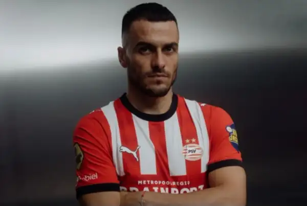 Piłkarz Filip Kostić w czerwono-białej koszulce PSV z dumą prezentuje swój nowy klub.