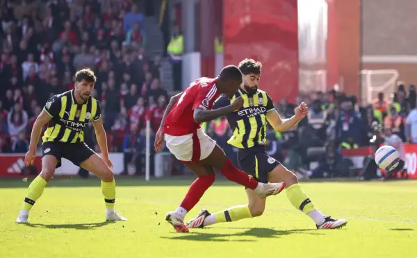 Piłkarze Nottingham Forest i Man City walczą o piłkę na boisku.