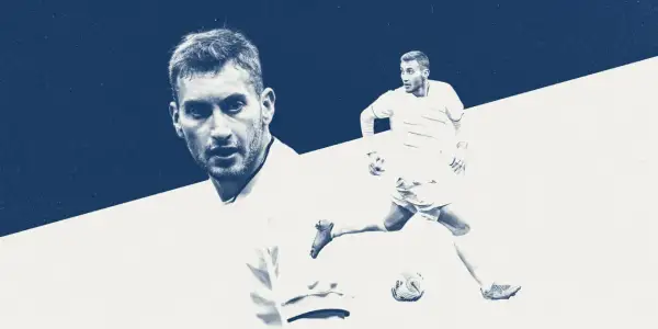 Dejan Kulusevski w akcji, biegnie z piłką. Jego skupiona twarz i dynamiczna poza sugerują gotowość do gry.