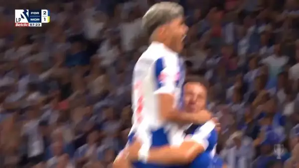 Piłkarze Porto świętują zwycięstwo nad Aroucą. Wynik 2:1.