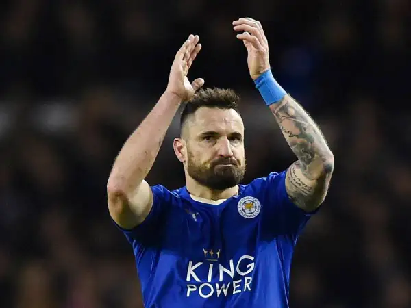 Piłkarz Leicester City, jeden z zawodników Premier League, z tatuażami na ramieniu, klaszcze po meczu.