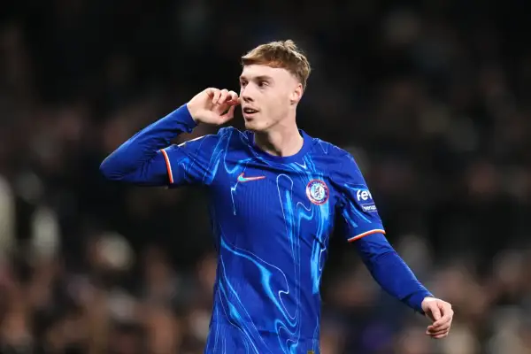 Młody piłkarz Cole Palmer w niebieskiej koszulce Chelsea z charakterystycznym wzorem, gestykuluje podczas meczu.