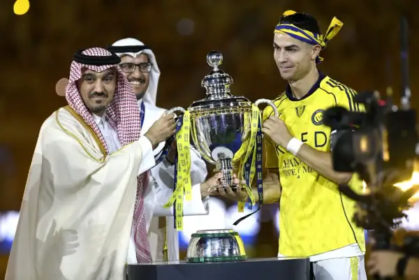 Cristiano Ronaldo z pucharem dla Al Nassr. Ceremonia wręczenia trofeum po zwycięstwie.