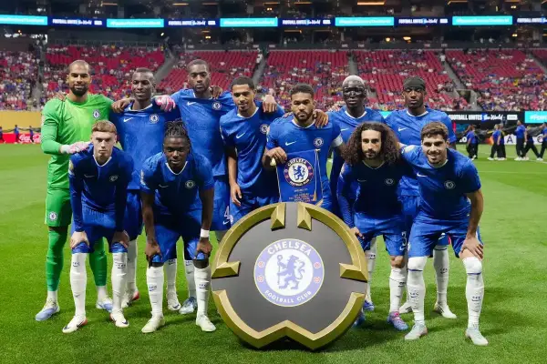 Chelsea F.C. – zawodnicy pozują do zdjęcia z emblematem klubu.