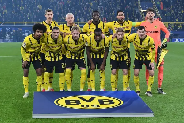 Borussia Dortmund – zawodnicy w żółto-czarnych strojach pozują do zdjęcia na murawie, prezentując dumę z barw klubowych.