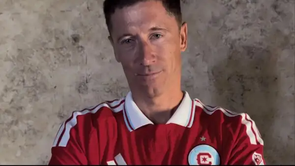 Robert Lewandowski w czerwonej koszulce z białymi pasami. W jakich klubach grał Lewandowski? Lech Poznań, Borussia Dortmund, Bayern Monachium, FC Barcelona.