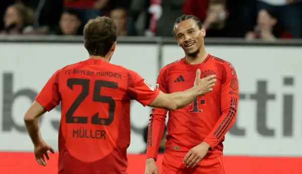 Piłkarze Bayernu Monachium, Müller i Sané, świętują bramkę.