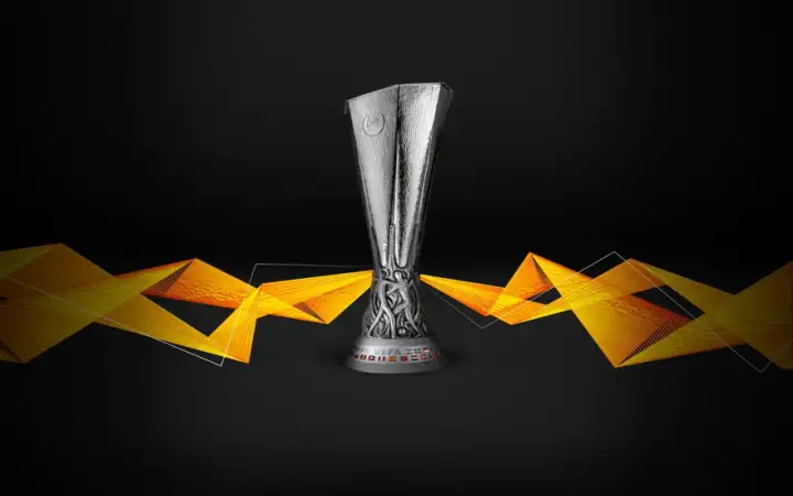 Trofeum Ligi Europy na tle czarnego ekranu z pomarańczowymi, geometrycznymi wzorami. Czy Lazio zdobędzie to trofeum w tych rozgrywkach?